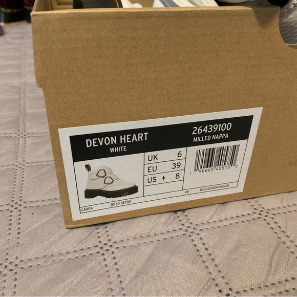 Dr. Martens Devon Heart Boots -LIMITED EDITION - Picture 7 of 7